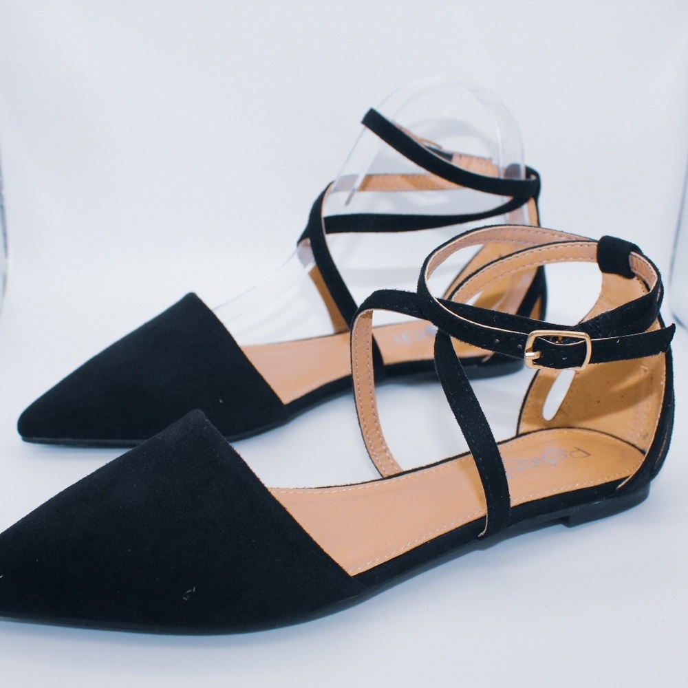 "Chill all day" 🖤 black flats